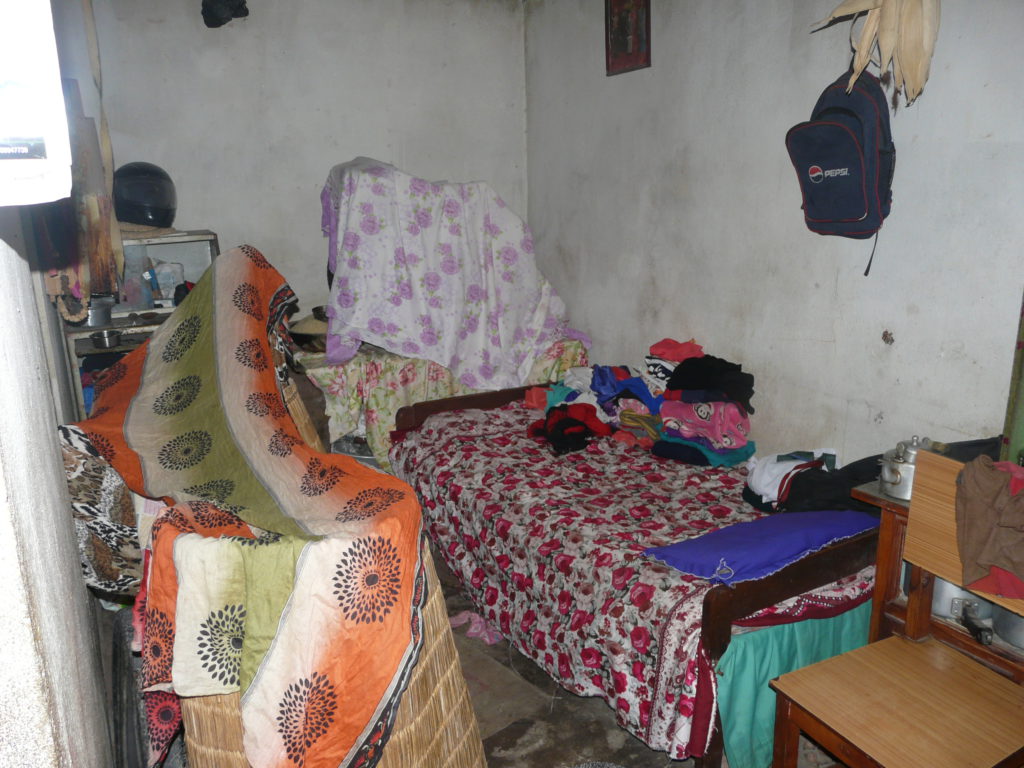 Auf dem Foto seht Ihr das Zimmer von Raj, seiner Mutter und seinem Bruder im Slum.
